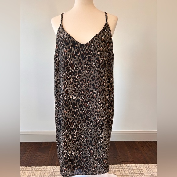 Evereve Dresses & Skirts - Peyton Jensen Olive Cooper Leopard Print V Neck Mini Shift Dress. Size Large